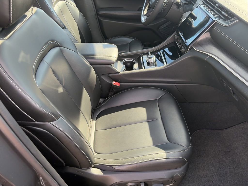 Used 2024 Jeep Grand Cherokee Limited w/ Black Appearance Package image 21