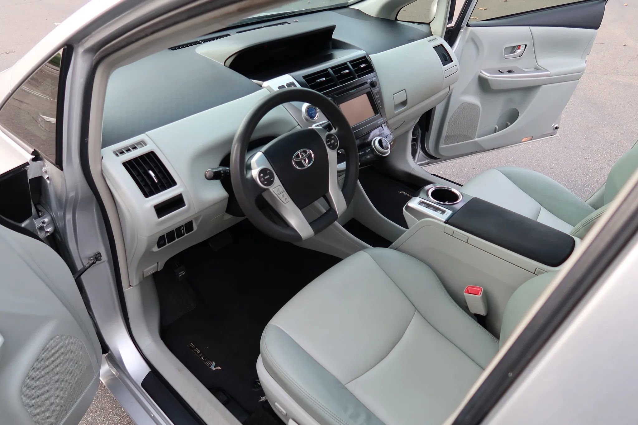 Used 2012 Toyota Prius V Five FWD image 15