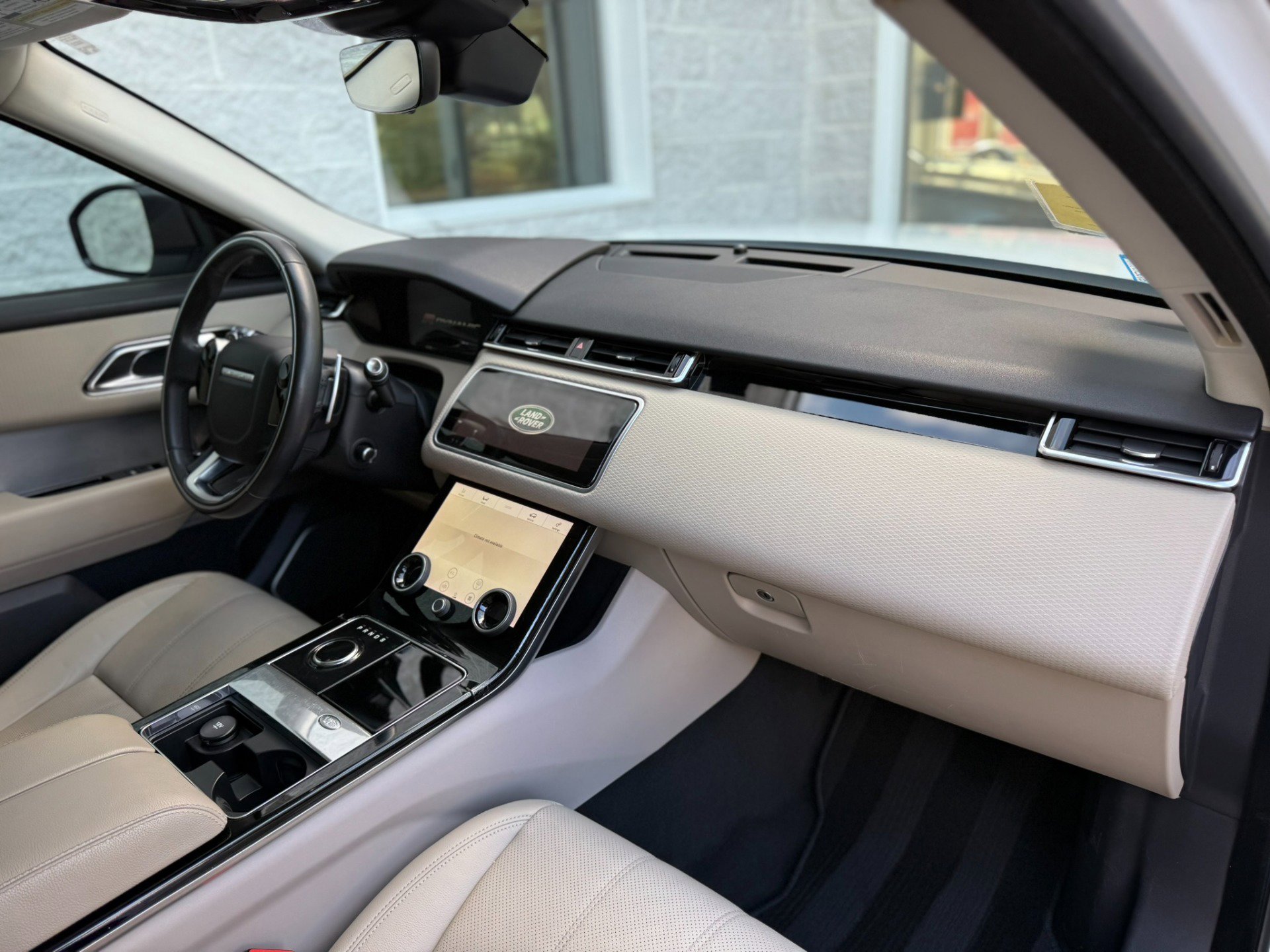 Used 2018 Land Rover Range Rover Velar R-Dynamic SE image 42