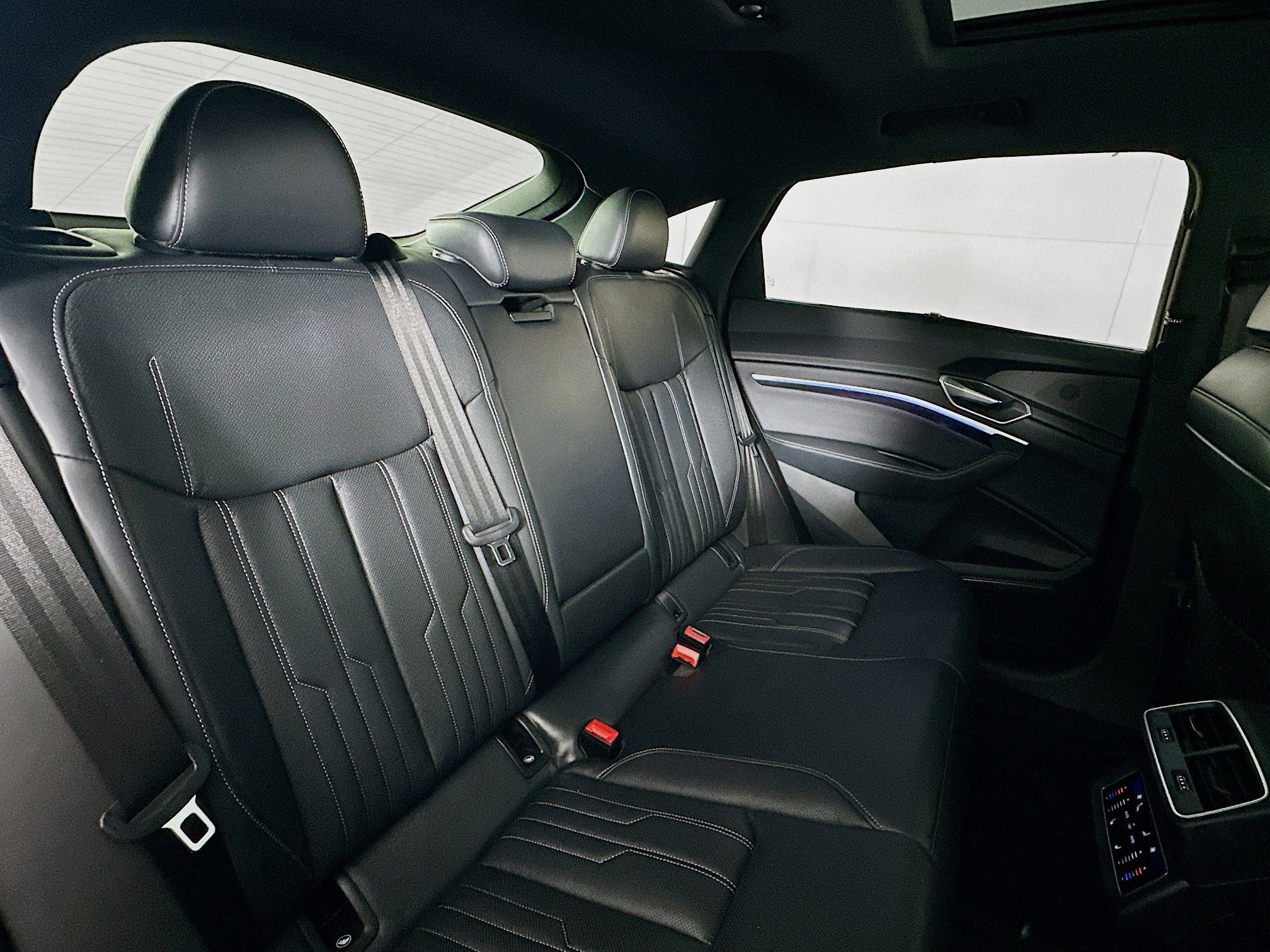 Used 2024 Audi Q8 e-tron Prestige w/ Prestige Package image 27