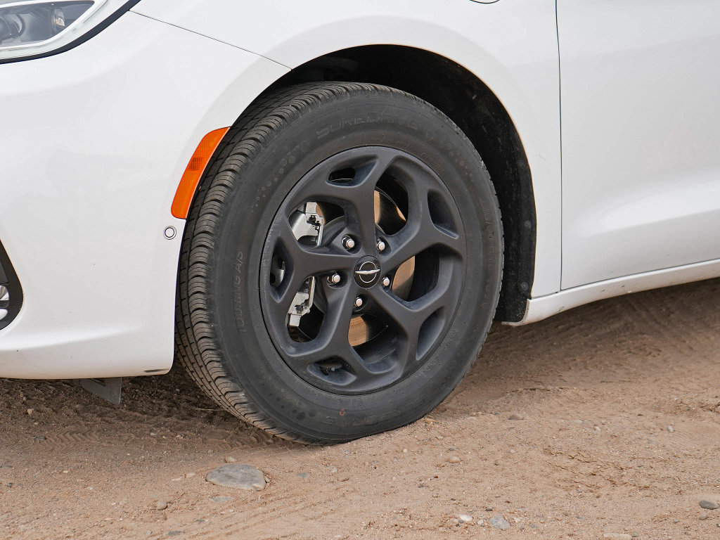 Used 2024 Chrysler Pacifica Limited image 5