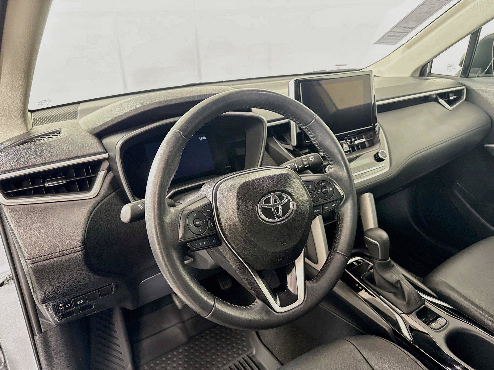 Certified 2025 Toyota Corolla Cross XLE FWD image 4