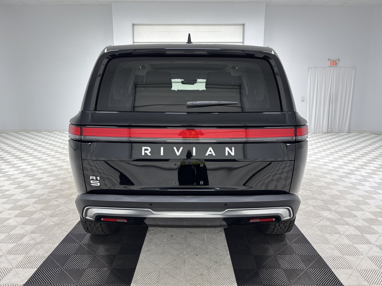 Used 2024 Rivian R1S Adventure AWD/4WD image 4