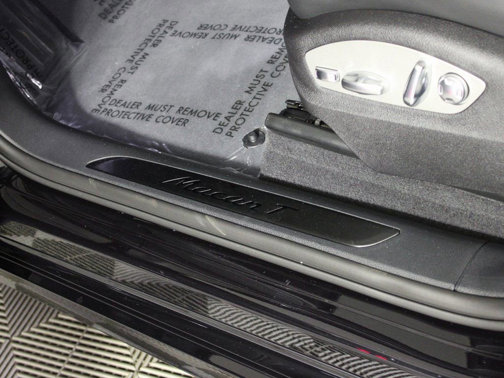 Certified 2025 Porsche Macan Turbo image 18