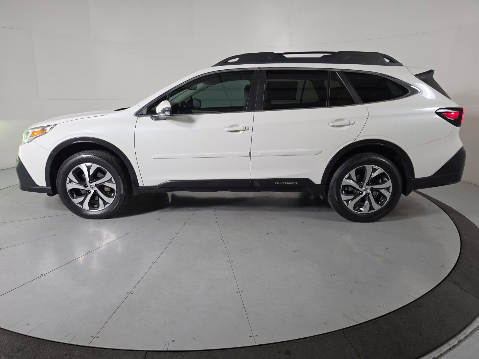 Used 2020 Subaru Outback Limited w/ Popular Package #2 AWD/4WD image 2