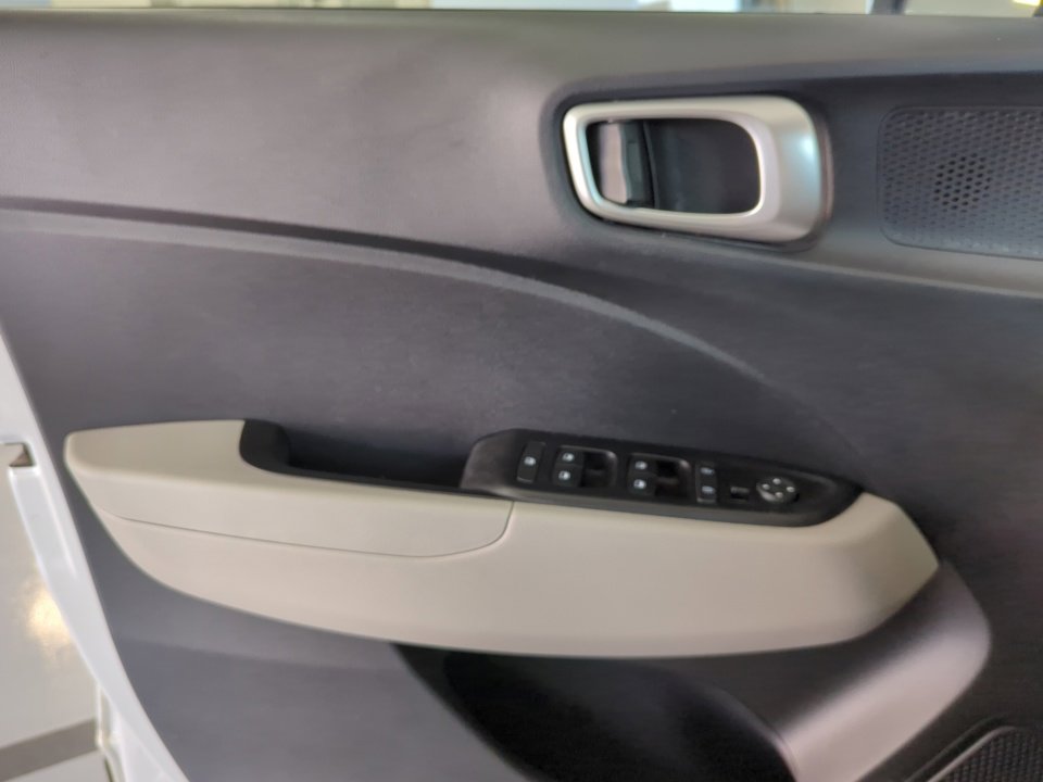 Used 2023 Hyundai Venue SEL image 33