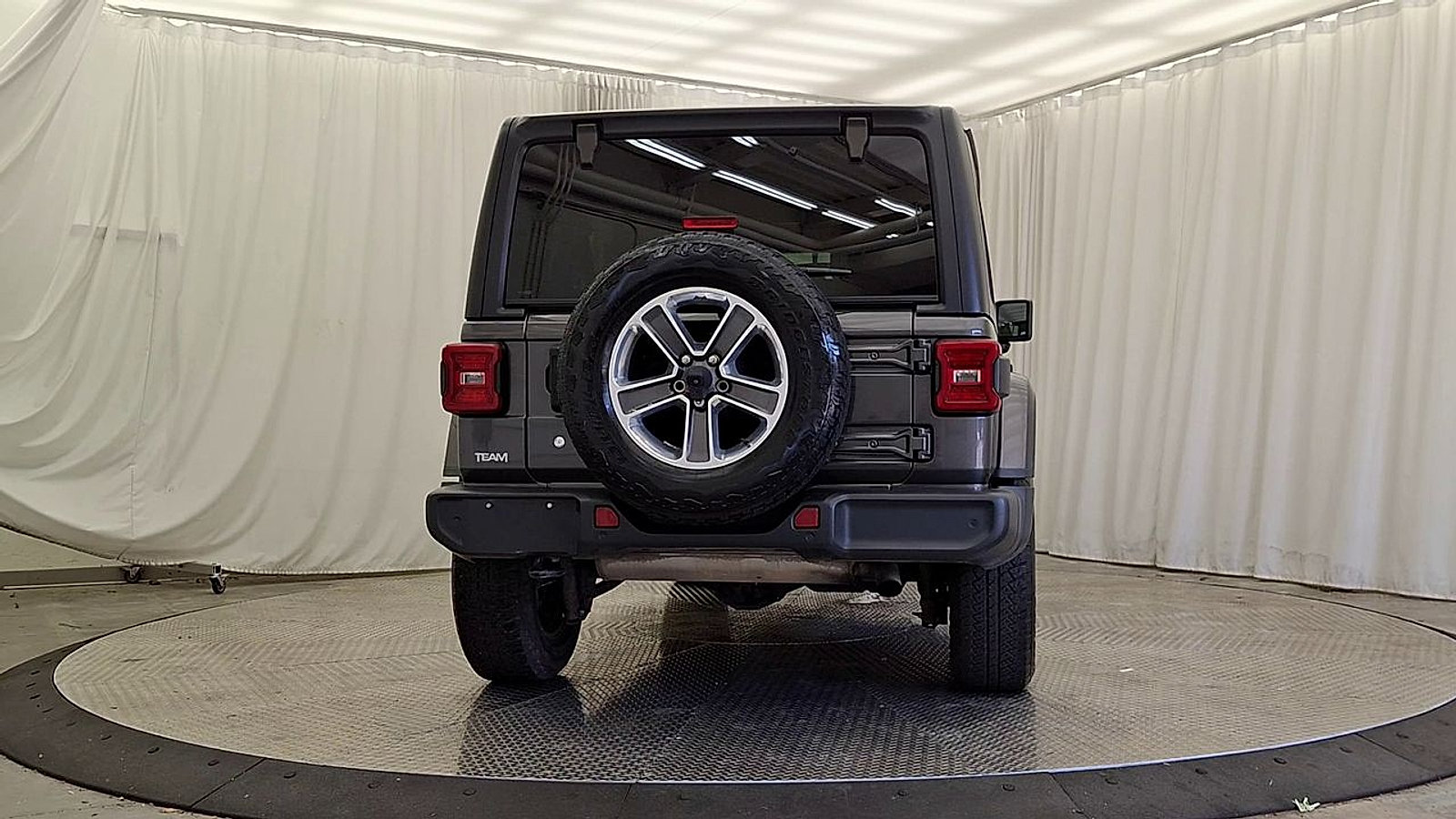 Used 2018 Jeep Wrangler Unlimited Sahara w/ Cold Weather Group AWD/4WD image 11
