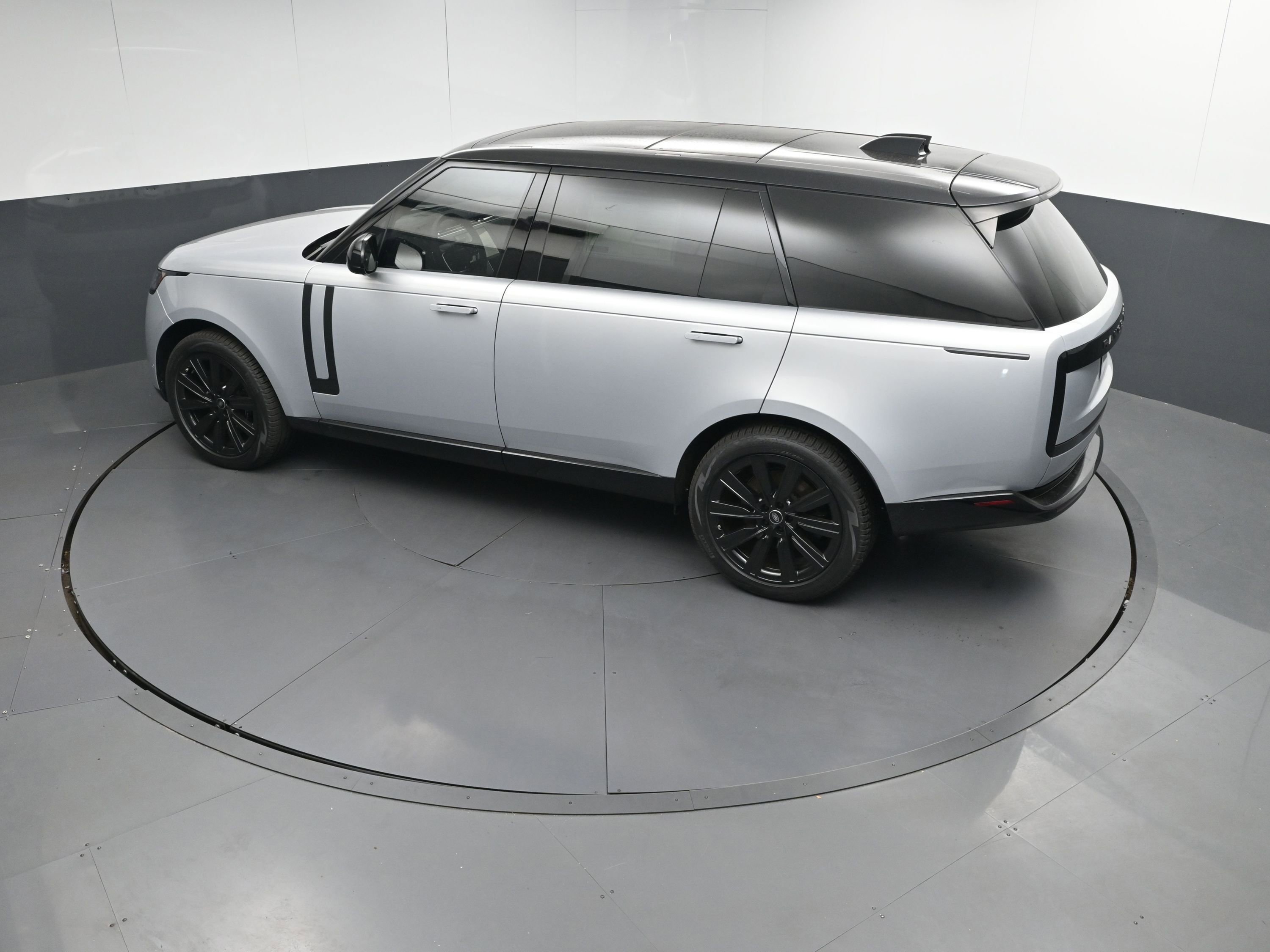 New 2025 Land Rover Range Rover Long Wheelbase SE image 32
