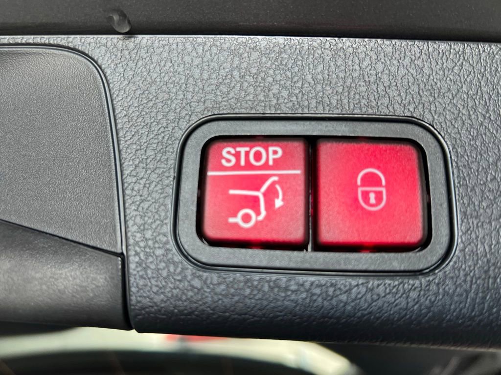 Used 2025 Mercedes-Benz GLB 250 4MATIC image 32