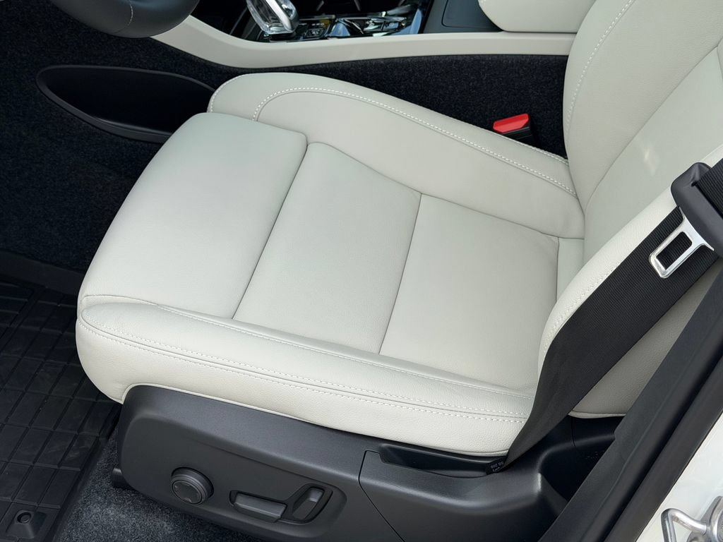 New 2026 Volvo XC40 B5 Plus w/ Climate Package AWD/4WD image 16