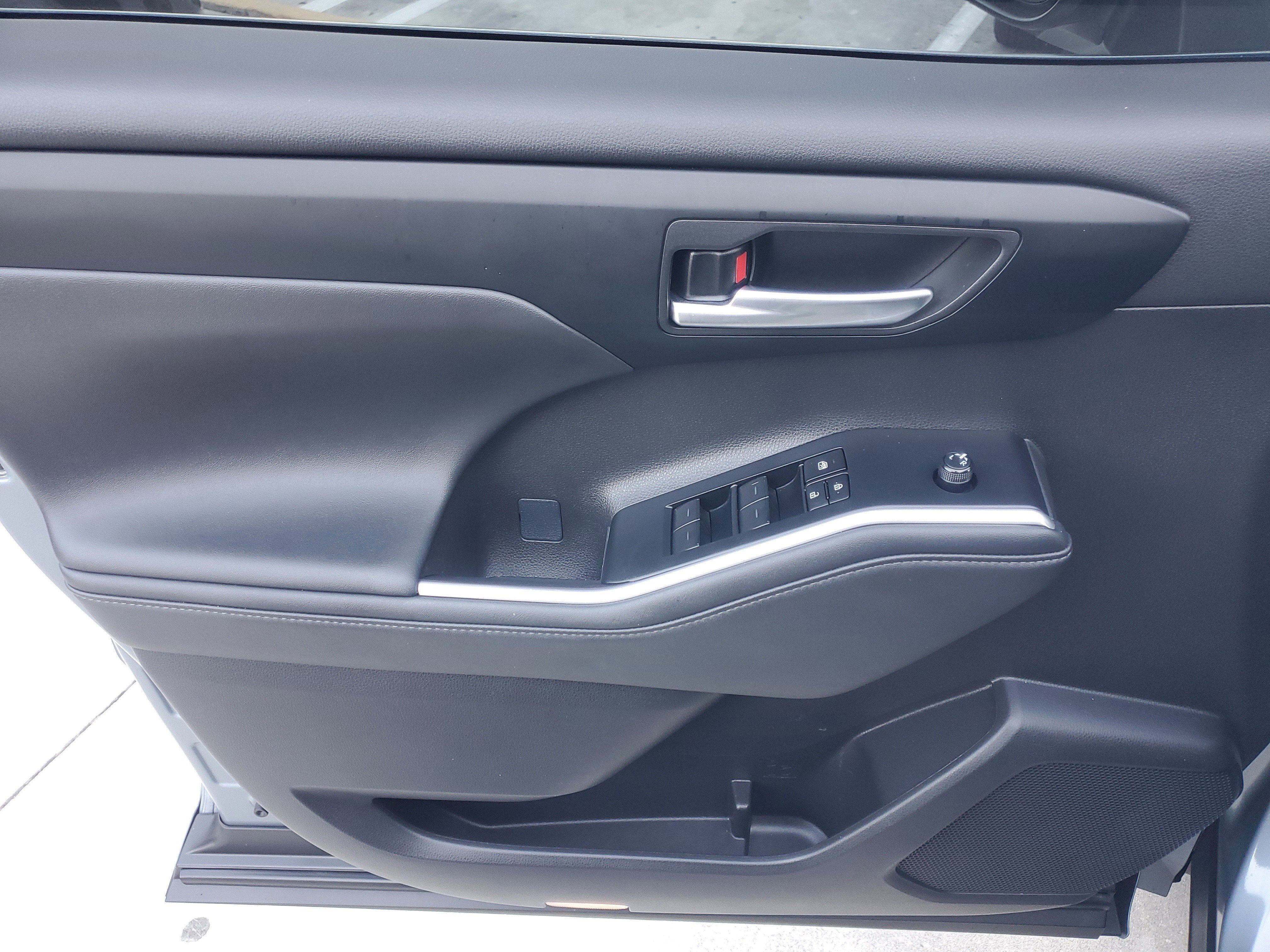 Used 2024 Toyota Highlander XLE image 16