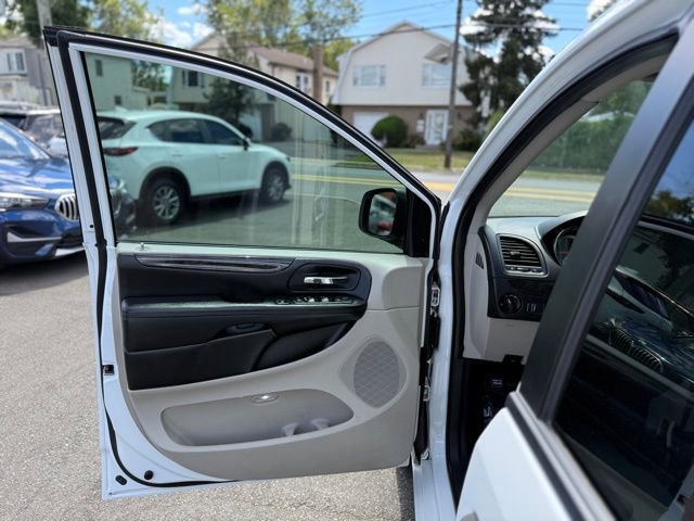 Used 2019 Dodge Grand Caravan SE w/ UConnect Hands-Free Group image 16