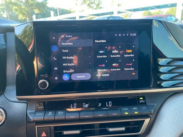 Used 2025 Toyota Camry SE FWD image 11