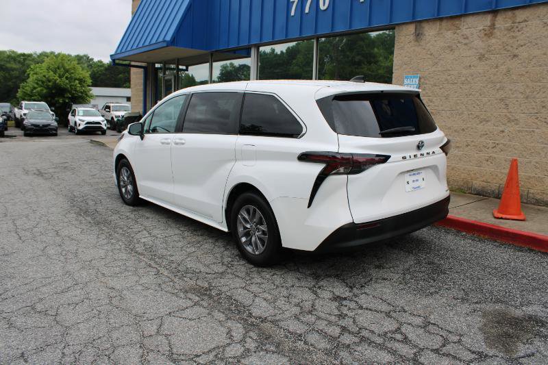 Used 2024 Toyota Sienna LE FWD image 4