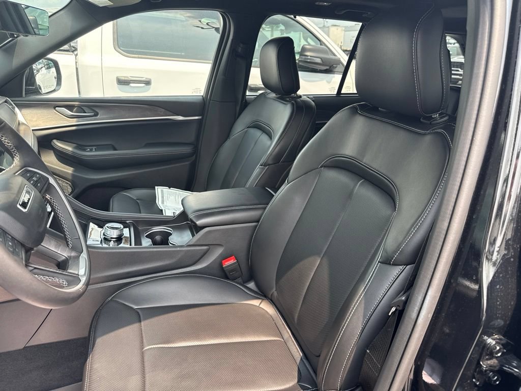 Used 2025 Jeep Grand Cherokee Limited w/ Luxury Tech Group II AWD/4WD image 10