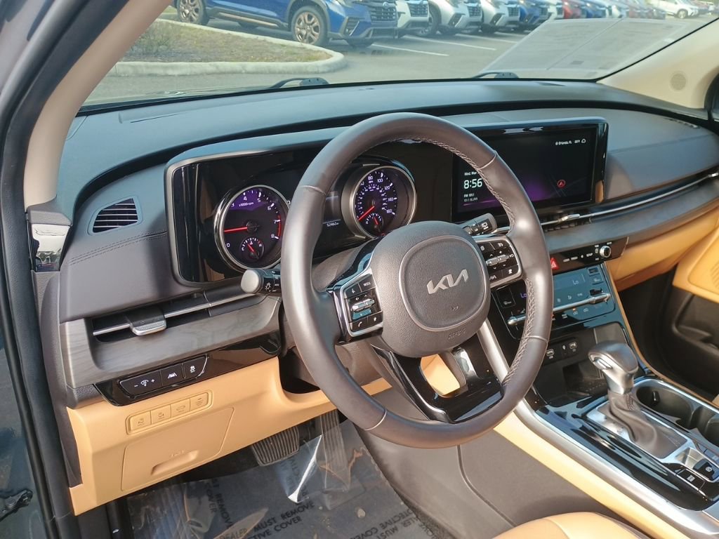 Used 2024 Kia Carnival EX image 11