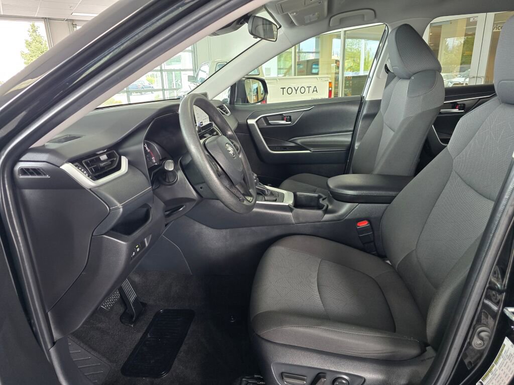 Used 2025 Toyota RAV4 XLE AWD/4WD image 21