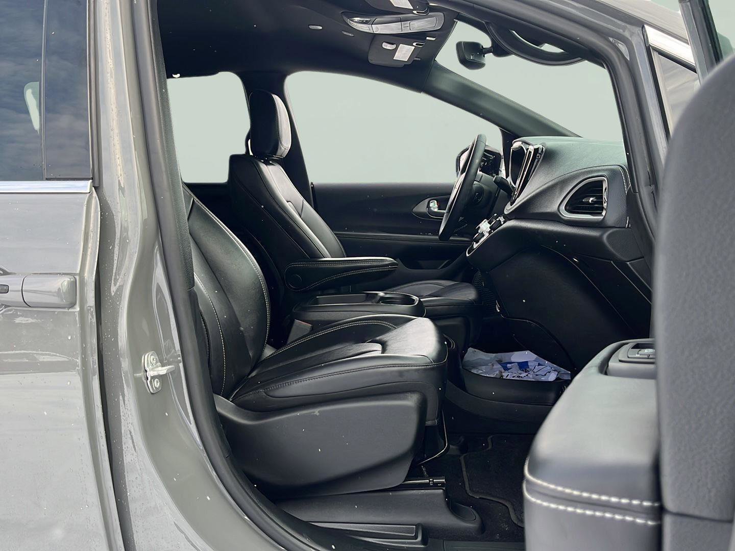 Used 2025 Chrysler Pacifica Select image 36