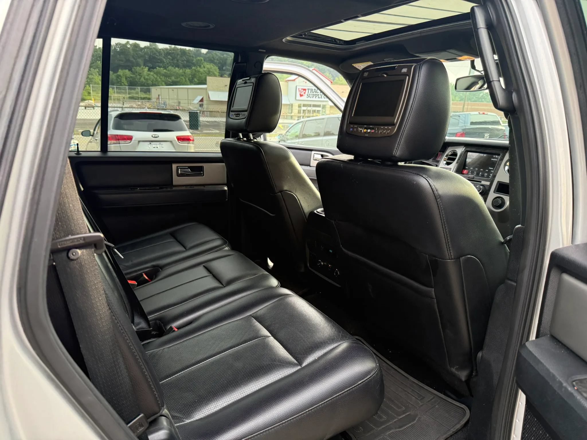 Used 2017 Ford Expedition Limited w/ Equipment Group 301A AWD/4WD image 19