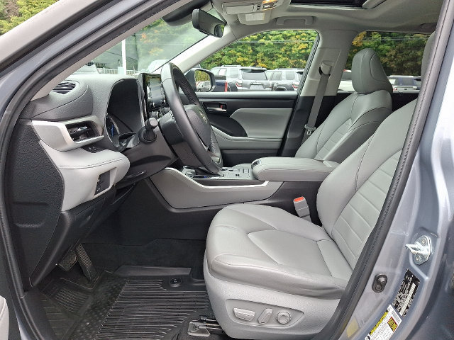 Used 2022 Toyota Highlander XLE AWD/4WD image 13