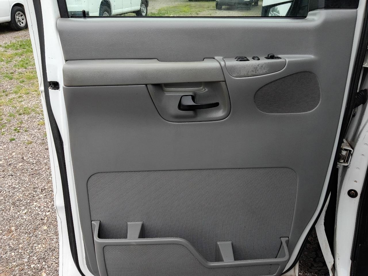 Used 2003 Ford E-150 and Econoline 150 Wagon RWD image 9