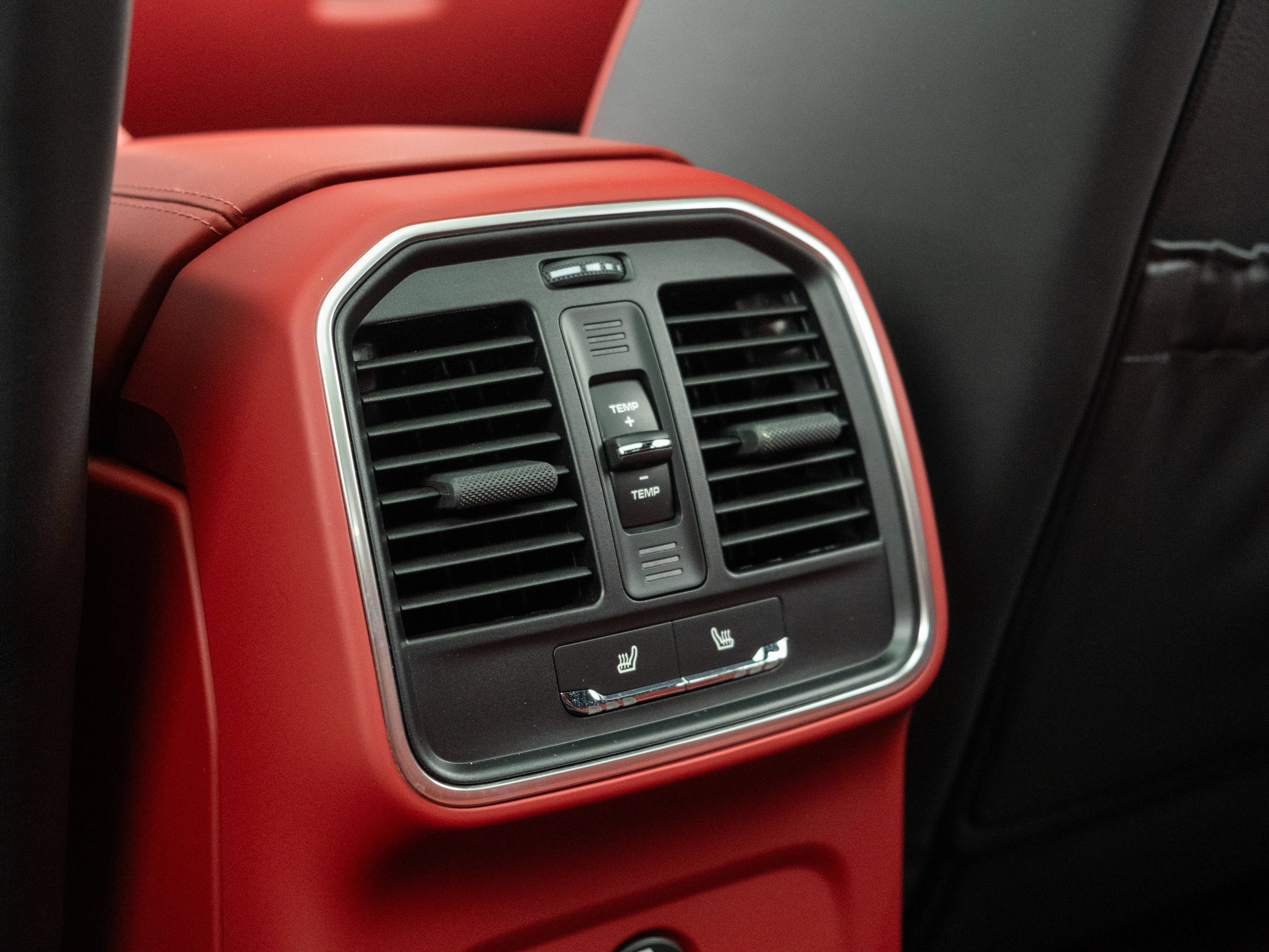 Certified 2024 Porsche Macan S AWD/4WD image 42