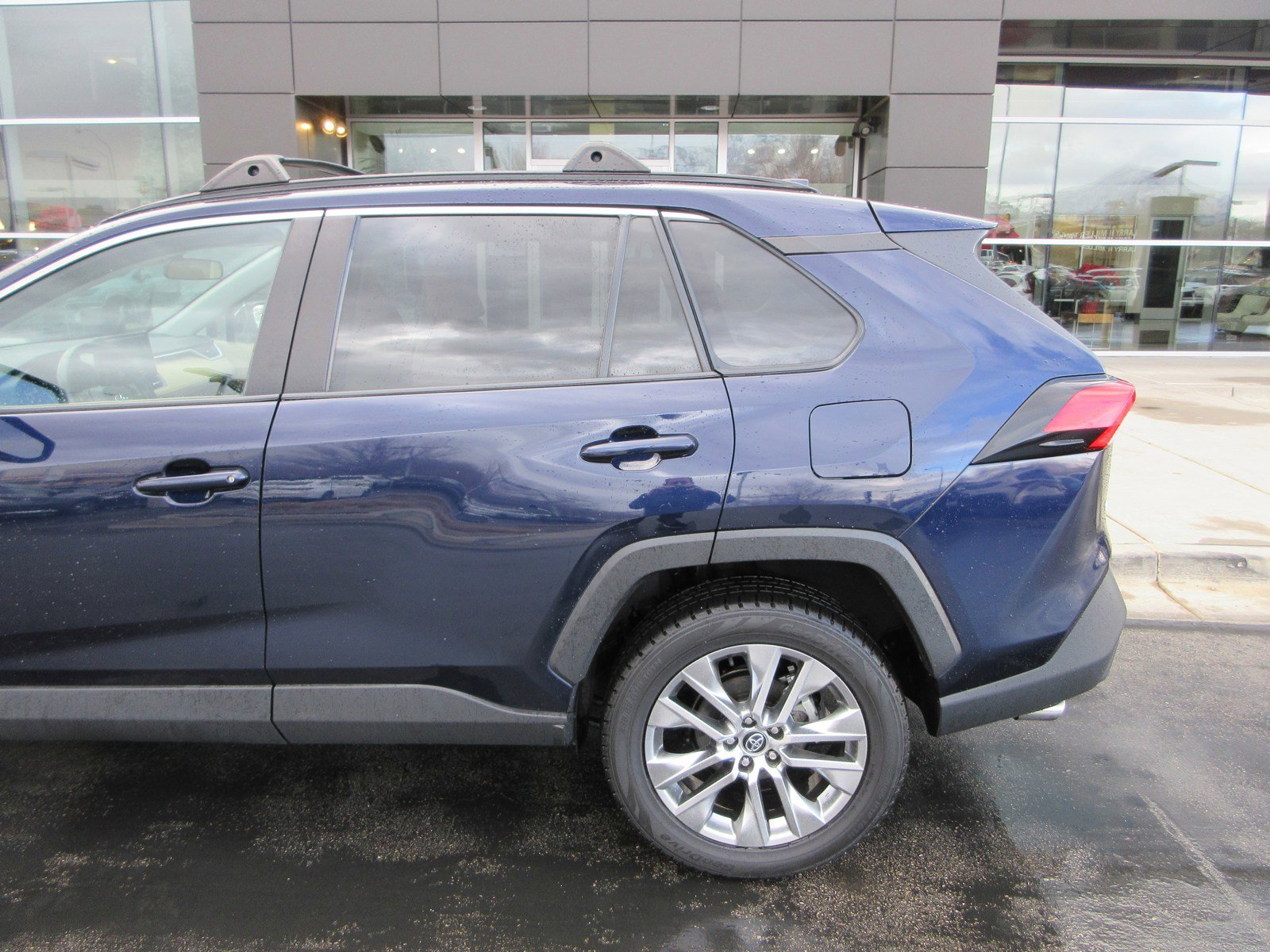 Used 2021 Toyota RAV4 XLE Premium image 4