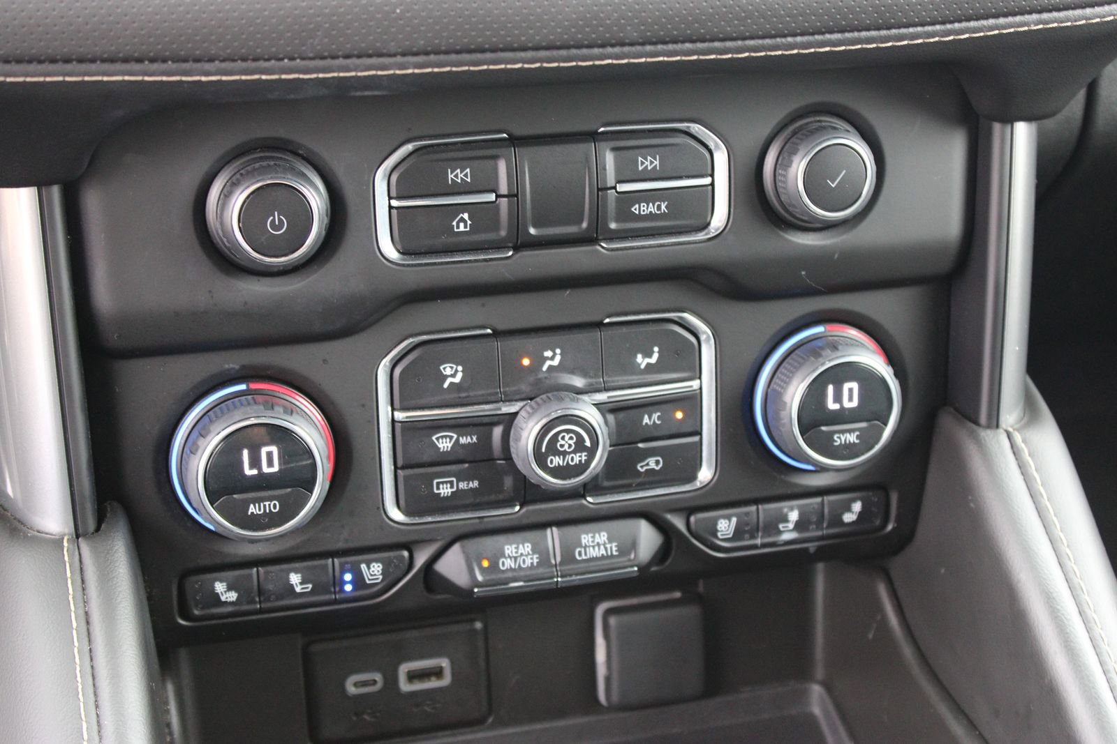 Used 2023 Chevrolet Suburban Premier AWD/4WD image 16