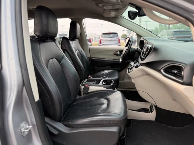 Used 2019 Chrysler Pacifica Touring-L FWD image 12