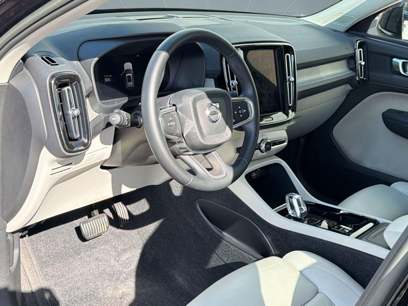 Used 2023 Volvo XC40 B5 Plus w/ Protection Package Premier image 4