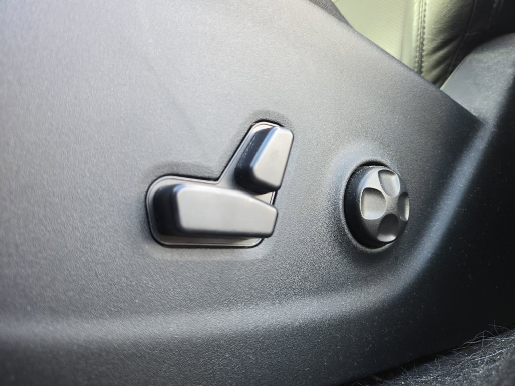 Used 2019 Jeep Cherokee Limited image 25