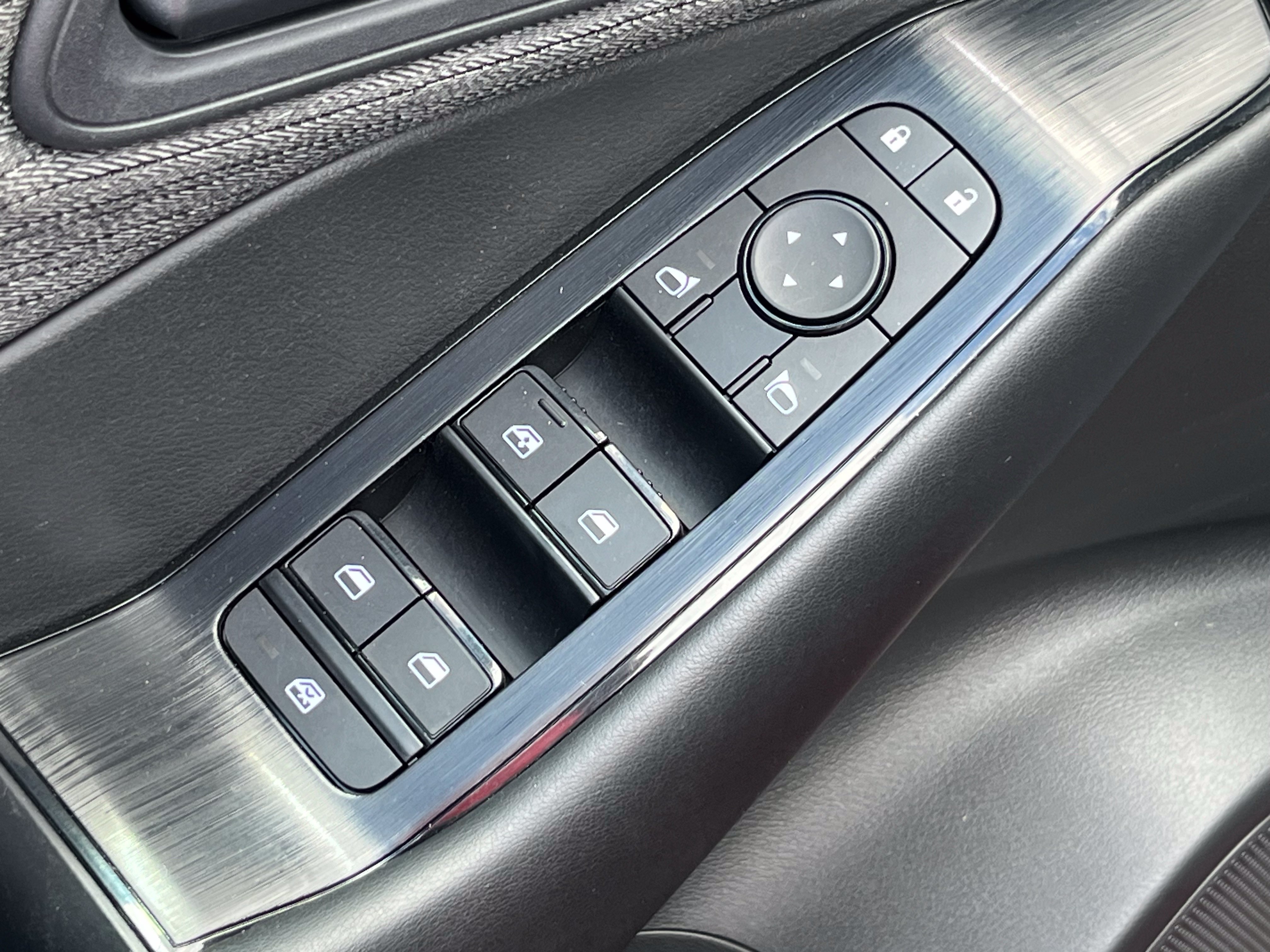 Used 2023 Nissan Rogue S AWD/4WD image 21