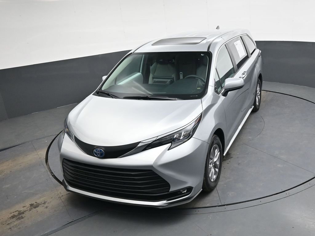Used 2025 Toyota Sienna XLE image 35