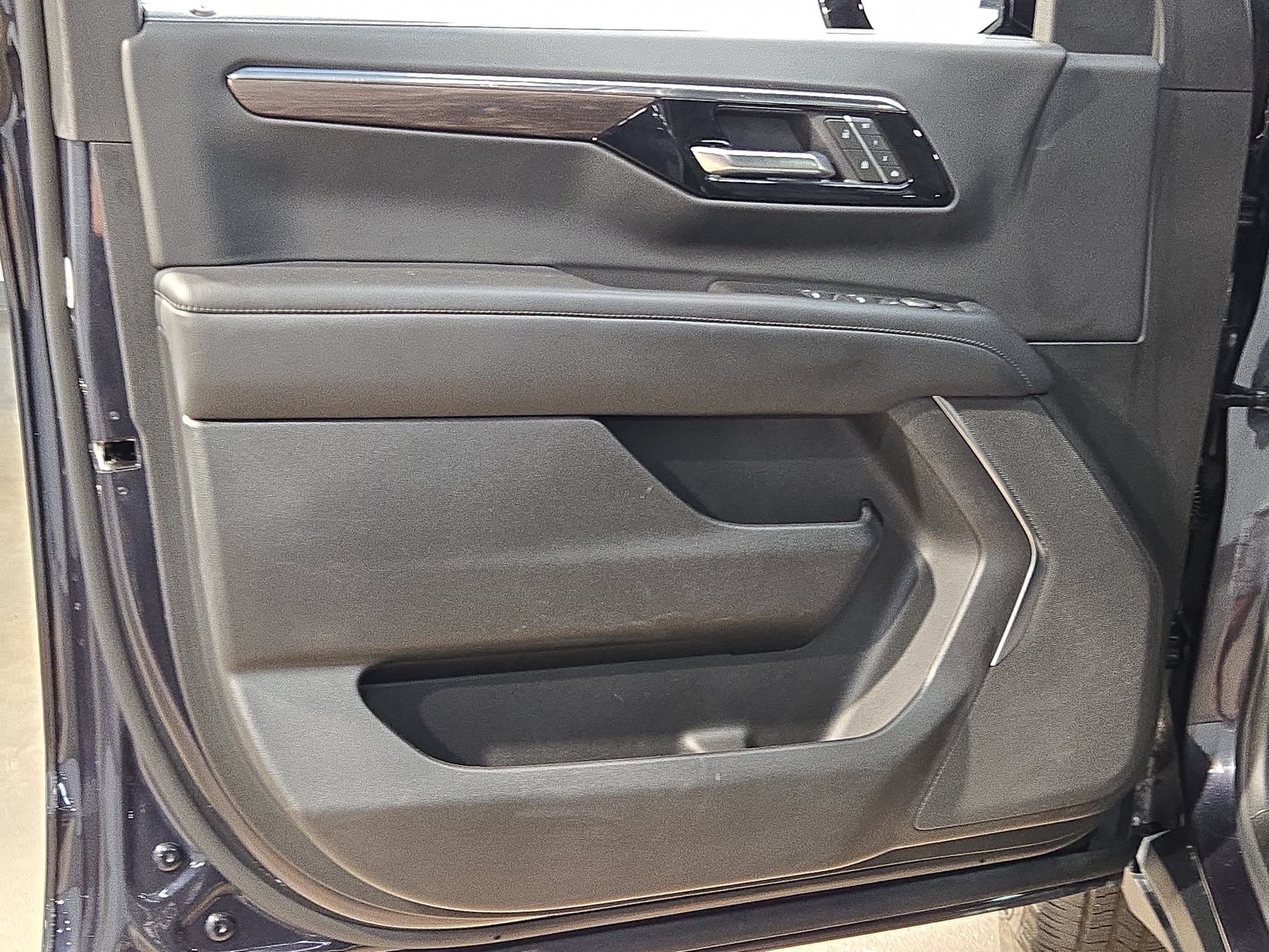 Used 2025 Chevrolet Tahoe Z71 AWD/4WD image 18