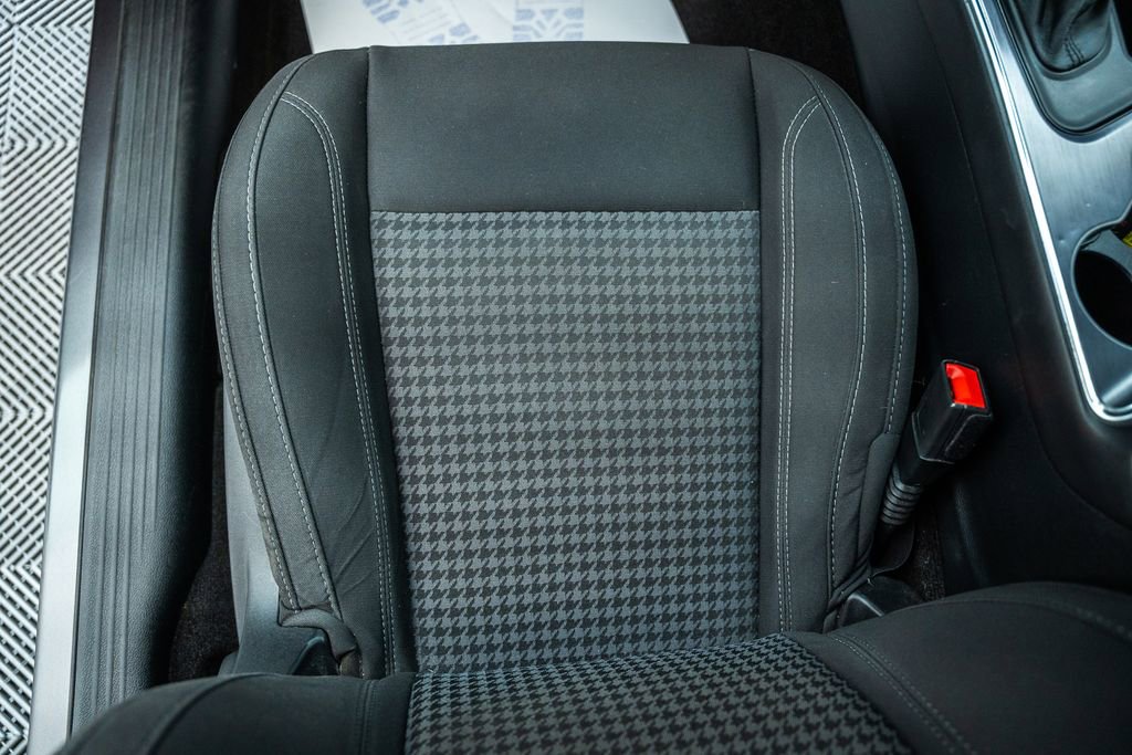 Used 2015 Dodge Challenger SXT RWD image 27