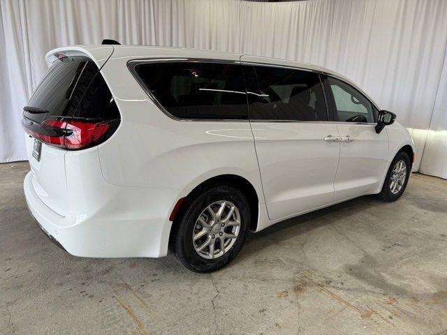 New 2026 Chrysler Pacifica Select image 7