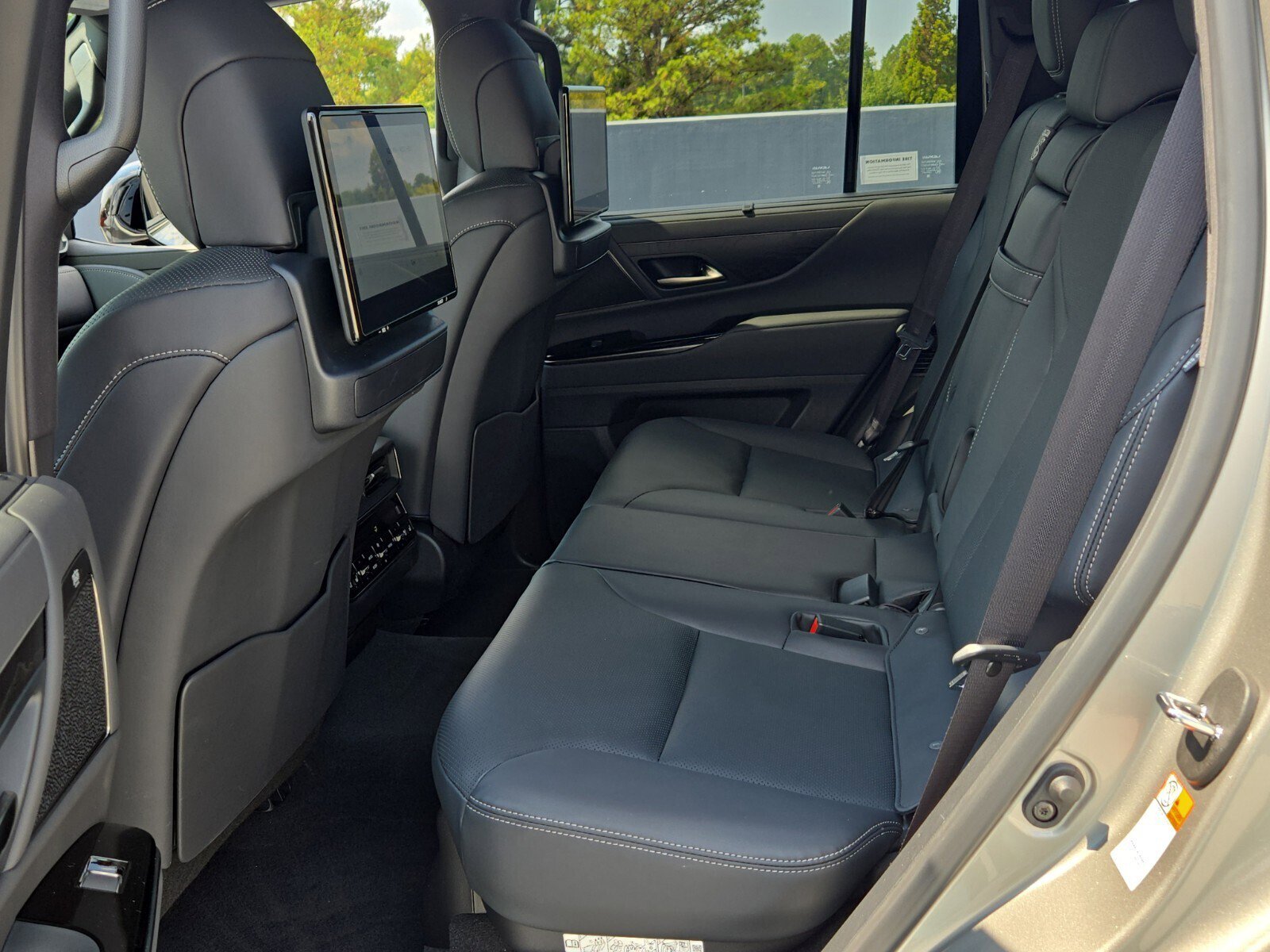 Certified 2025 Lexus LX 600 4WD w/ Luxury Package image 6
