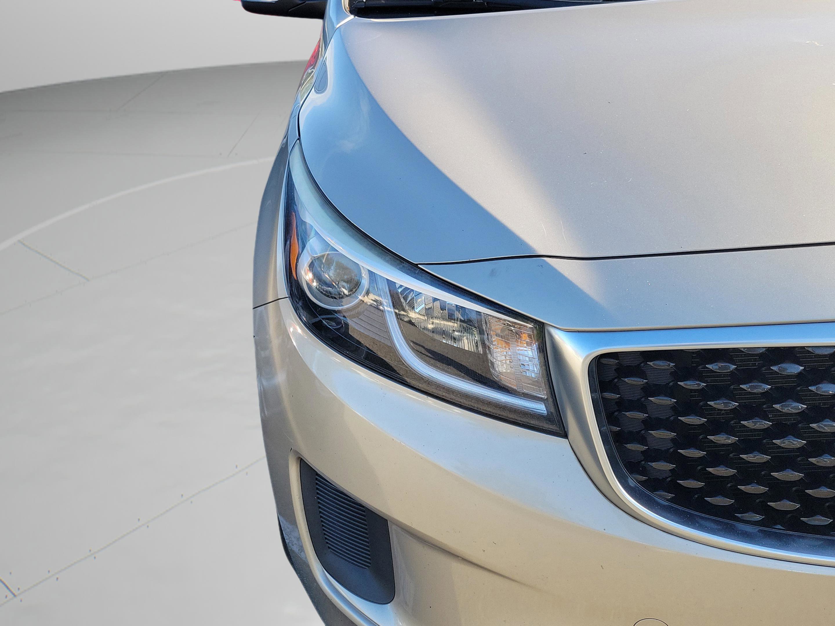 Used 2016 Kia Sedona LX w/ LX Convenience Package image 16