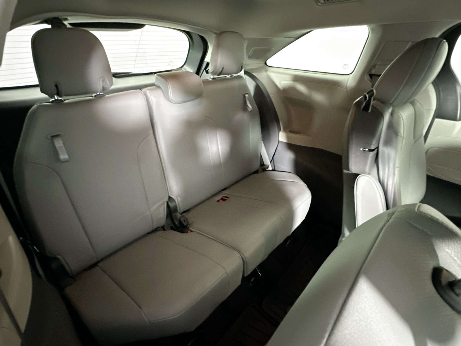 Used 2022 Toyota Sienna XLE w/ XLE Plus Package FWD image 28