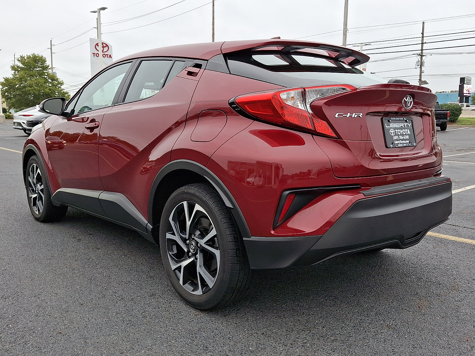 Used 2019 Toyota C-HR XLE FWD image 4