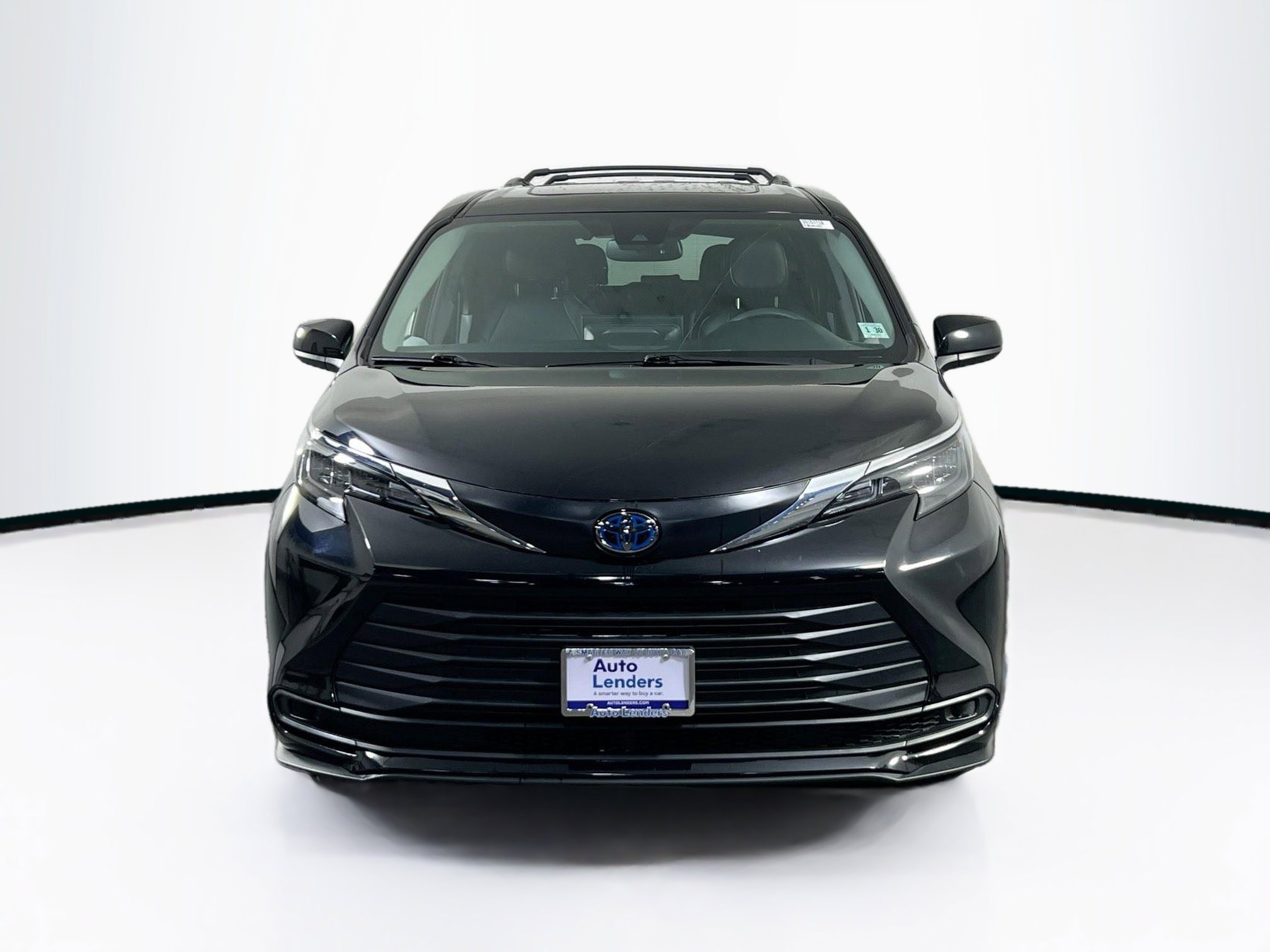 Used 2025 Toyota Sienna LE w/ LE Plus Package image 2