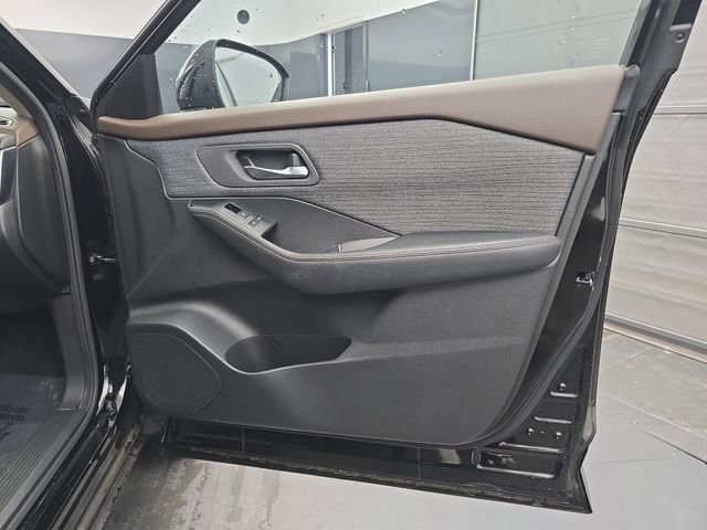 Used 2023 Nissan Rogue SV image 41