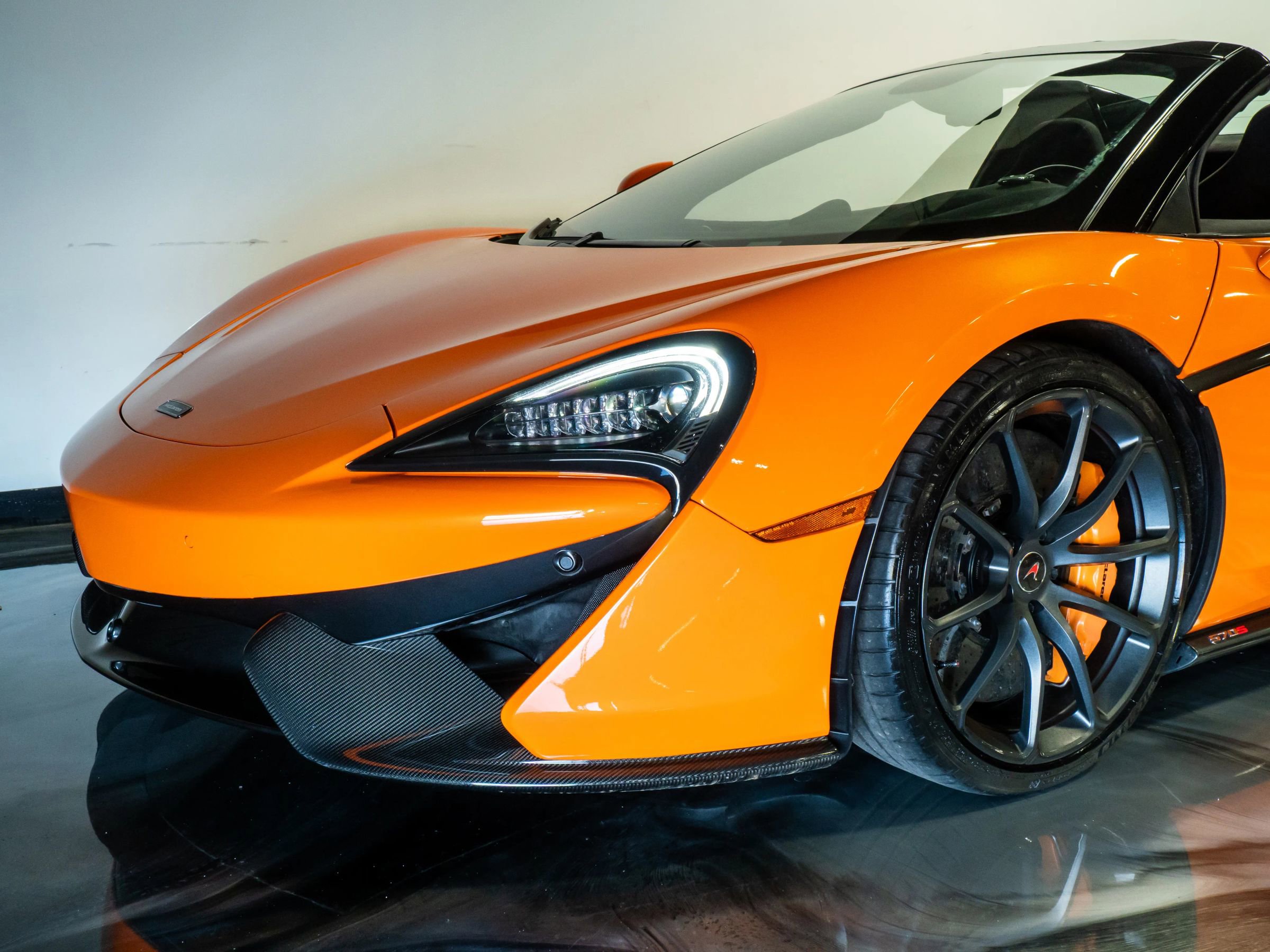 Used 2018 McLaren 570S Spider image 15