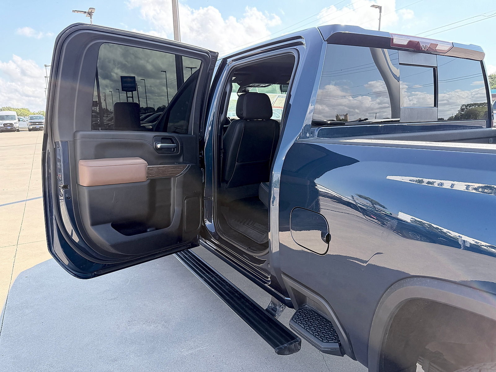 Used 2022 Chevrolet Silverado 2500 High Country w/ Technology Package AWD/4WD image 19