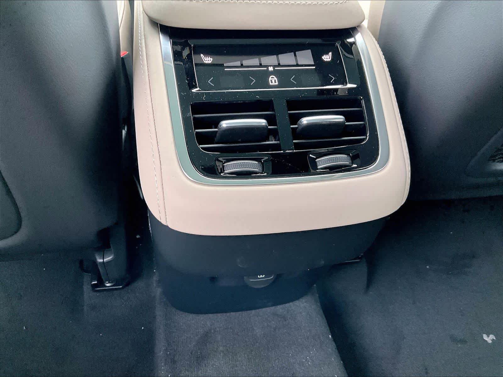 New 2026 Volvo XC90 B6 Plus w/ Protection Package Premier AWD/4WD image 16