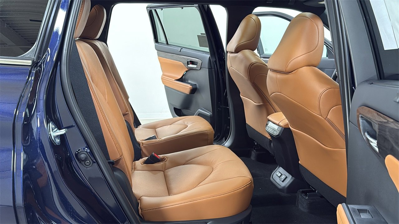 New 2026 Toyota Highlander Platinum image 18