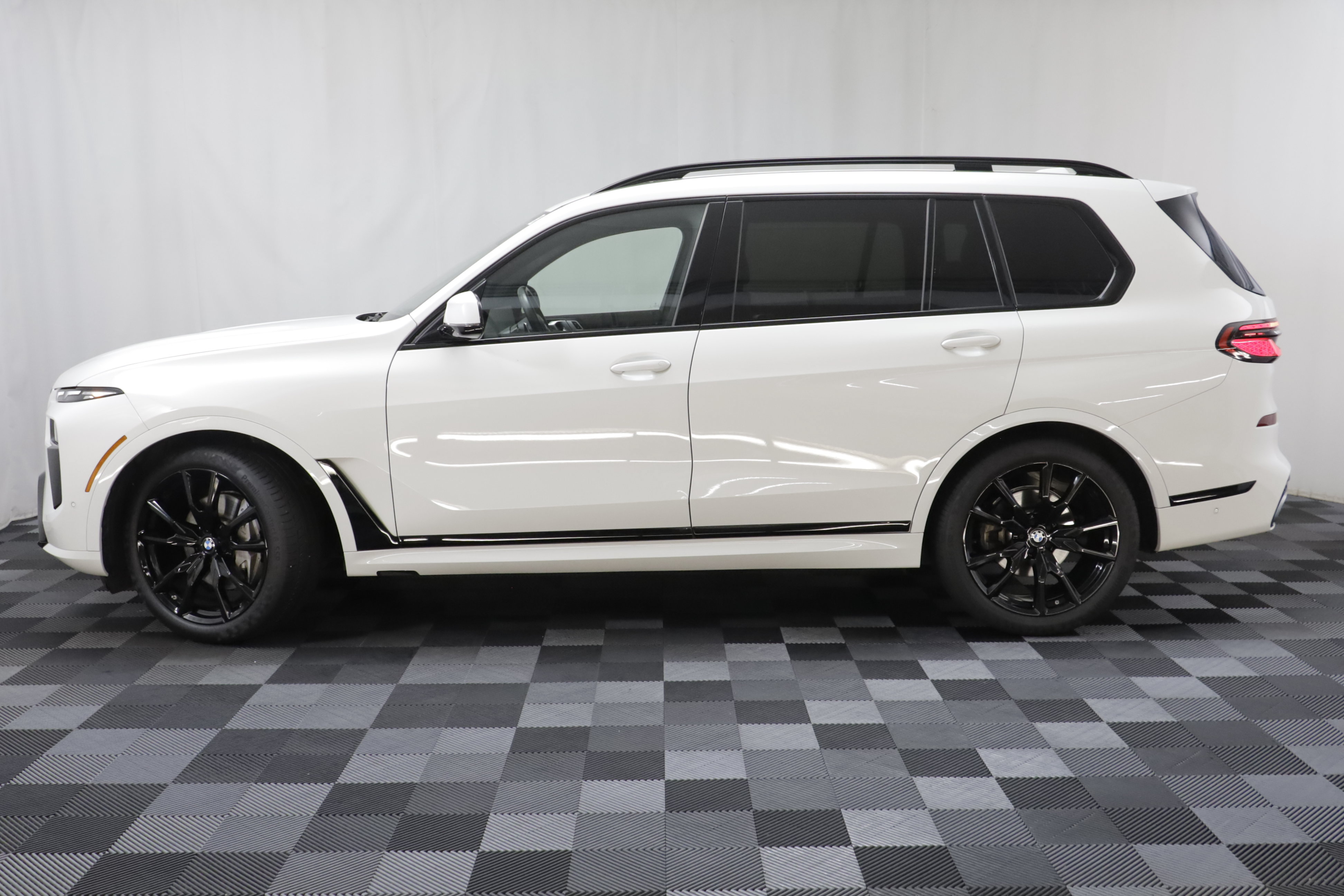 Used 2024 BMW X7 xDrive40i w/ M Sport Package AWD/4WD image 4