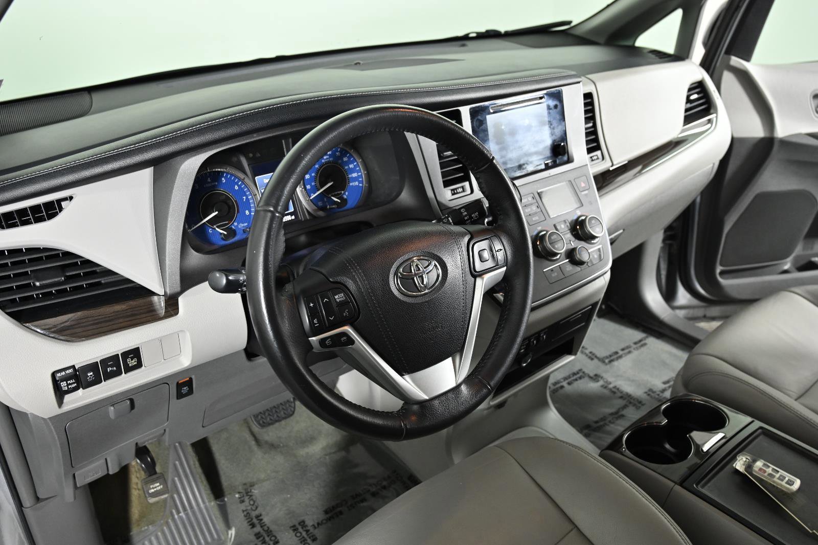 Used 2017 Toyota Sienna XLE image 9