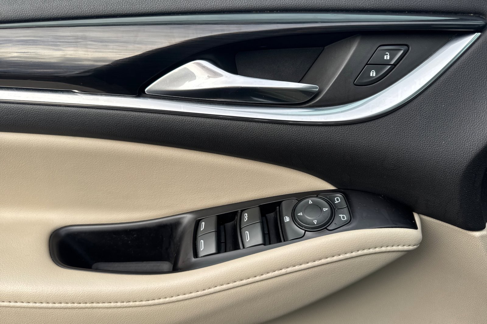 Used 2020 Buick Enclave Essence image 8