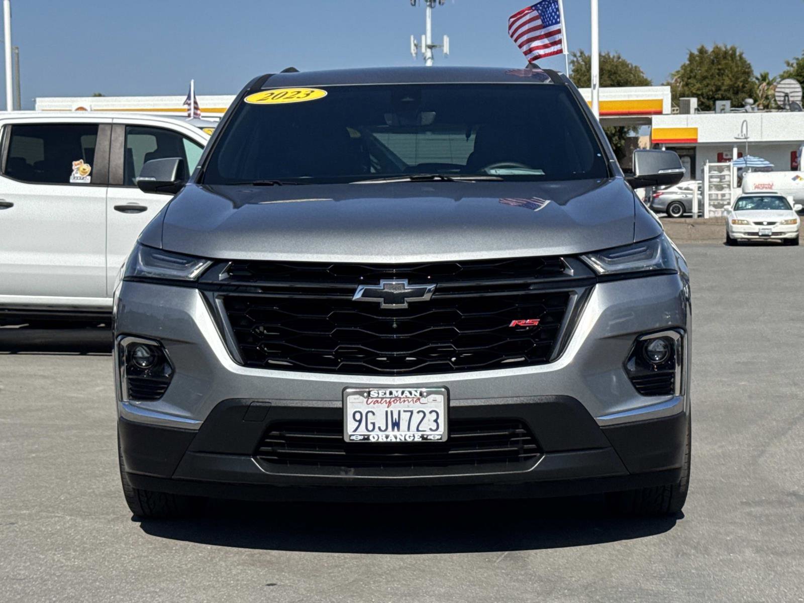 Used 2023 Chevrolet Traverse RS FWD image 2